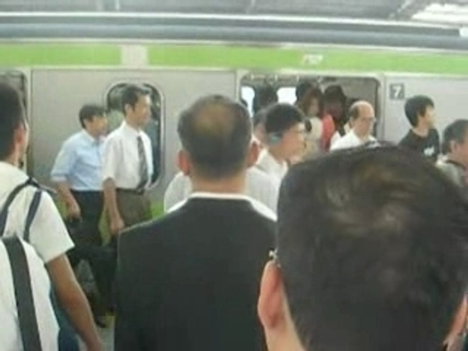 La montée dans le JR Yamanote de grand matin