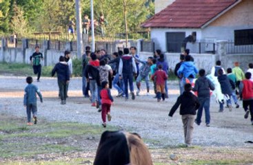 Çocuklar Uyuşturucu Kullanan 4 Kişiyi Dövüp, Polise Teslim Etti