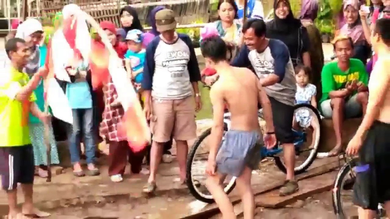 Race through the bridge of the monkey, can not help laughing, painful intestines with racing monkey bridge