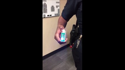 Un taser planqué dans un paquet de cigarettes... Ingenieux!