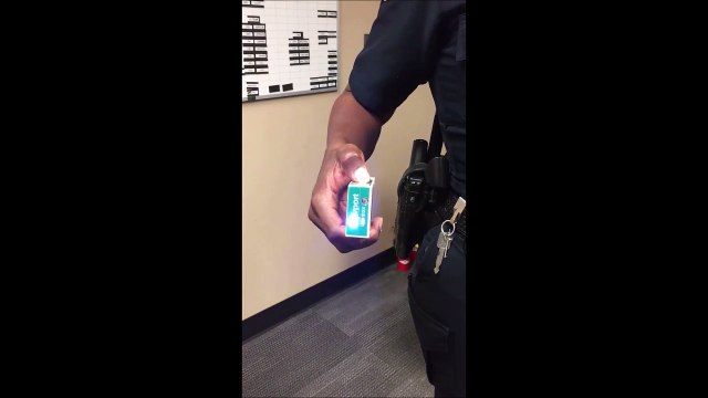 Un taser planqué dans un paquet de cigarettes... Ingenieux!