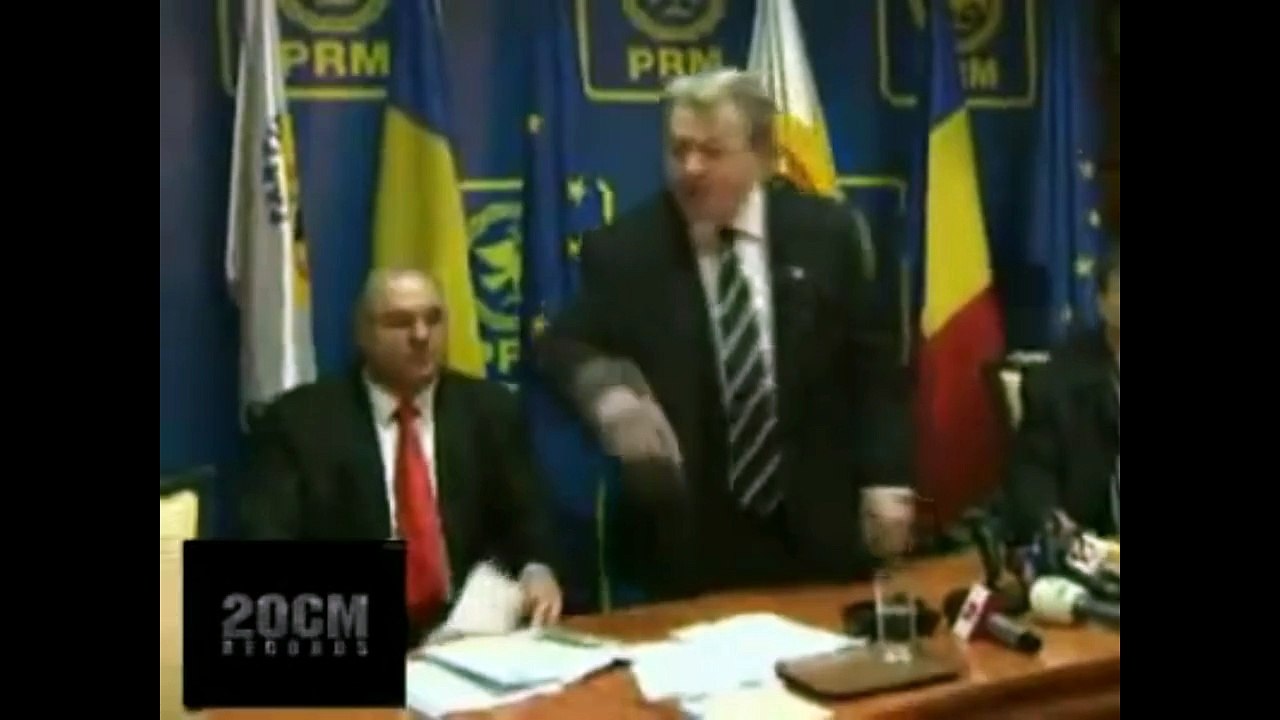 VII CU POLITIA AICEA, VII CU GORILELE PESTE VADIM TUDOR!