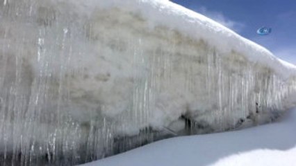 Bahçesaray Yolundaki Buz Sarkıtları Kartpostallık Görüntüler Oluşturdu