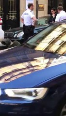 VÍDEO: se hace el loco para evitar una multa