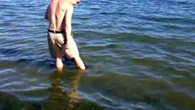En voulant se baigner à la plage, ce touriste fait une rencontre totalement inattendue !