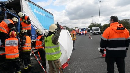 Un tué à Obourg dans une collision de 3 camions. Vidéo Eric Ghislain