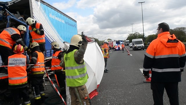 Un tué à Obourg dans une collision de 3 camions. Vidéo Eric Ghislain