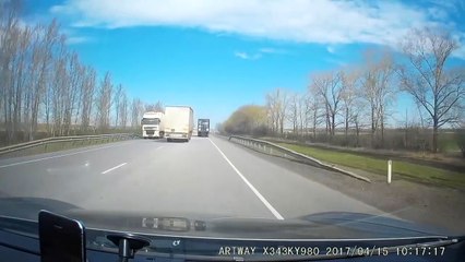 Un camionneur s'endort au volant et termine sa course dans les arbres