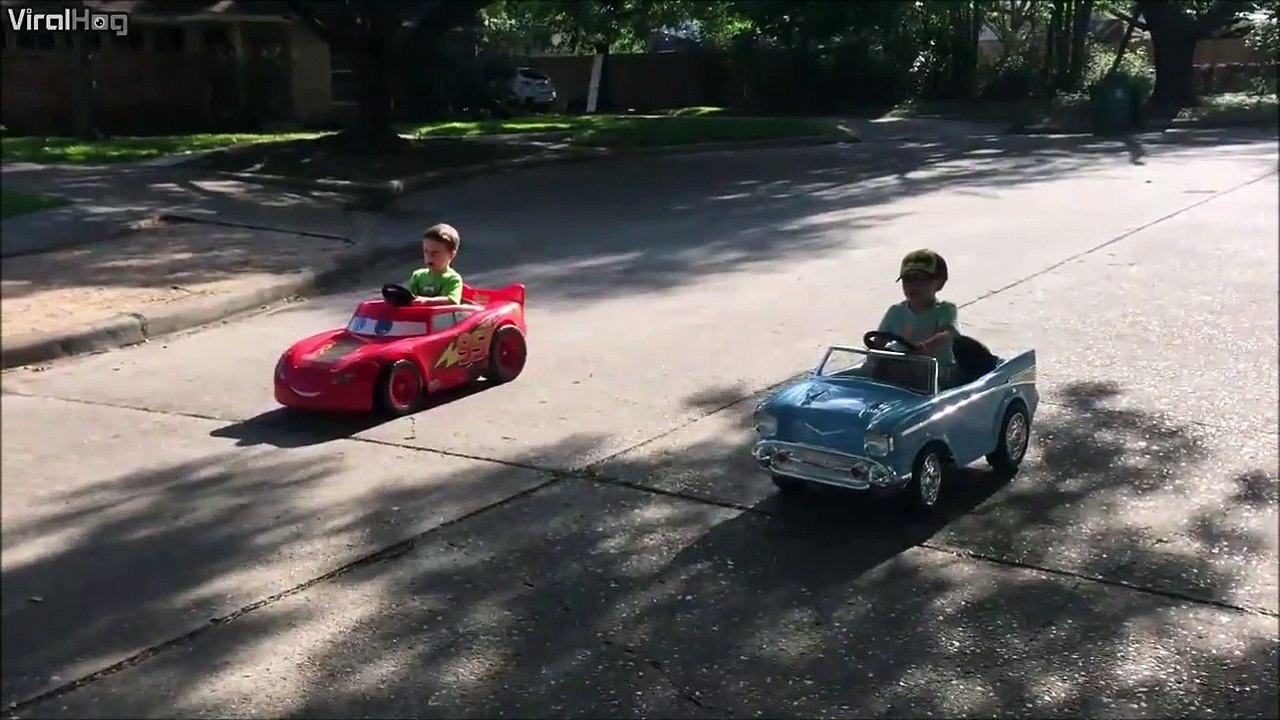 Voiture de course VS voiture de collection Papa a du gonfler le moteur!