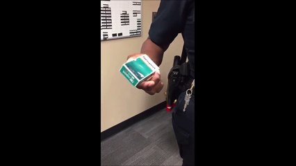 Un taser planqué dans un paquet de cigarettes