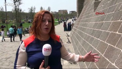 Türbe duvarlarına el sürerek, taş yerleştirerek dilek diliyorlar