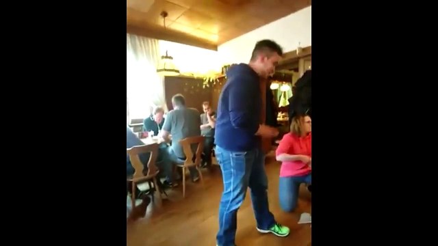 Grosse surprise à l'ouverture d'un fût de bière dans une taverne !