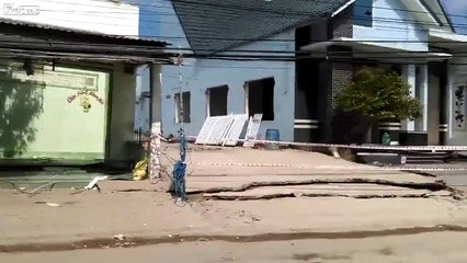 19 maisons se font littéralement engloutir en quelques secondes par une rivière en crue