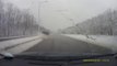 Cette voiture traverse la séparation de l'autoroute.. Accident russe !