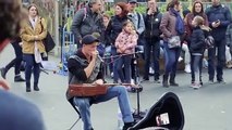 Il frappe les cordes de sa guitare et joue comme un dieu !