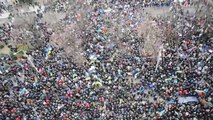 See how Dnepropetrovsk Maidan sings a hymn