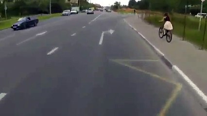 Красиво проехала на велосипеде