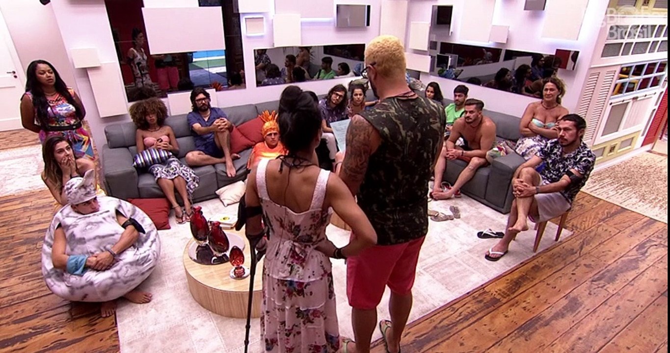 #BBB17 - Presente do Anjo: Almoço e recados da família para Marinalva e Daniel
