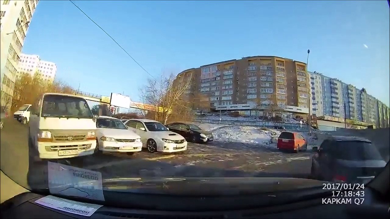 Ce chauffard russe prend un petit raccourci... Dingue