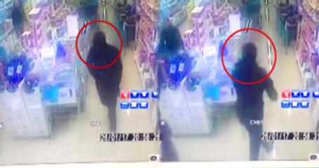 Hırsızlar Silahla Market Soydu, Soygun Anları Kameraya Yansıdı