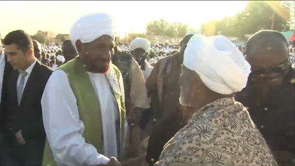 آلاف السودانيين يستقبلون الصادق المهدي بالخرطوم