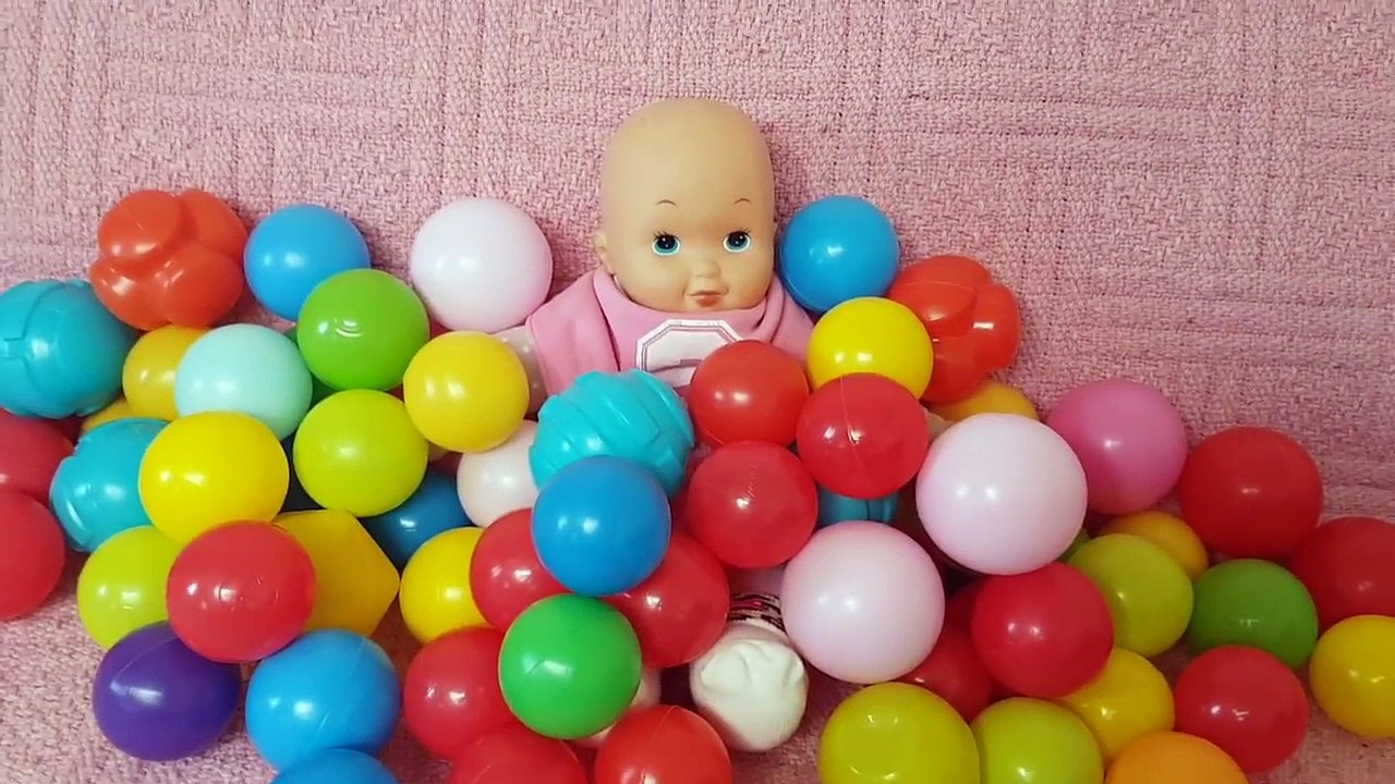 BABY DOLL/PLAYING WITH BALLS/LEARN COLORS/PLAY TIME/BALL PIT SHOW