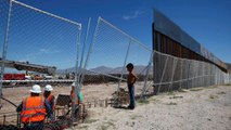 Президент Мексики отказался ехать в США из-за стены