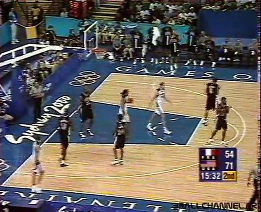 40 ans de vince carter. Monsieur a claqué  le Dunk qui traumatise toujours l'équipe de France de basket