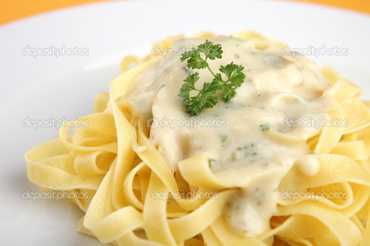 COMO FAZER MACARRÃO AO MOLHO BRANCO