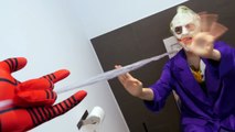 Человек-паук против Джокера | туалет Супергеройское сражение в реальной жизни