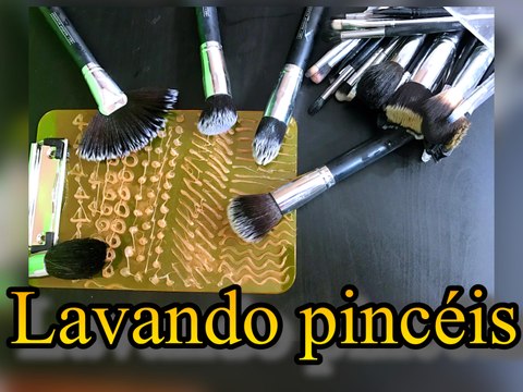 lavando pinceis de maquiagem