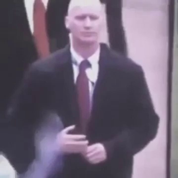 O Braço fake do guarda costas de Trump