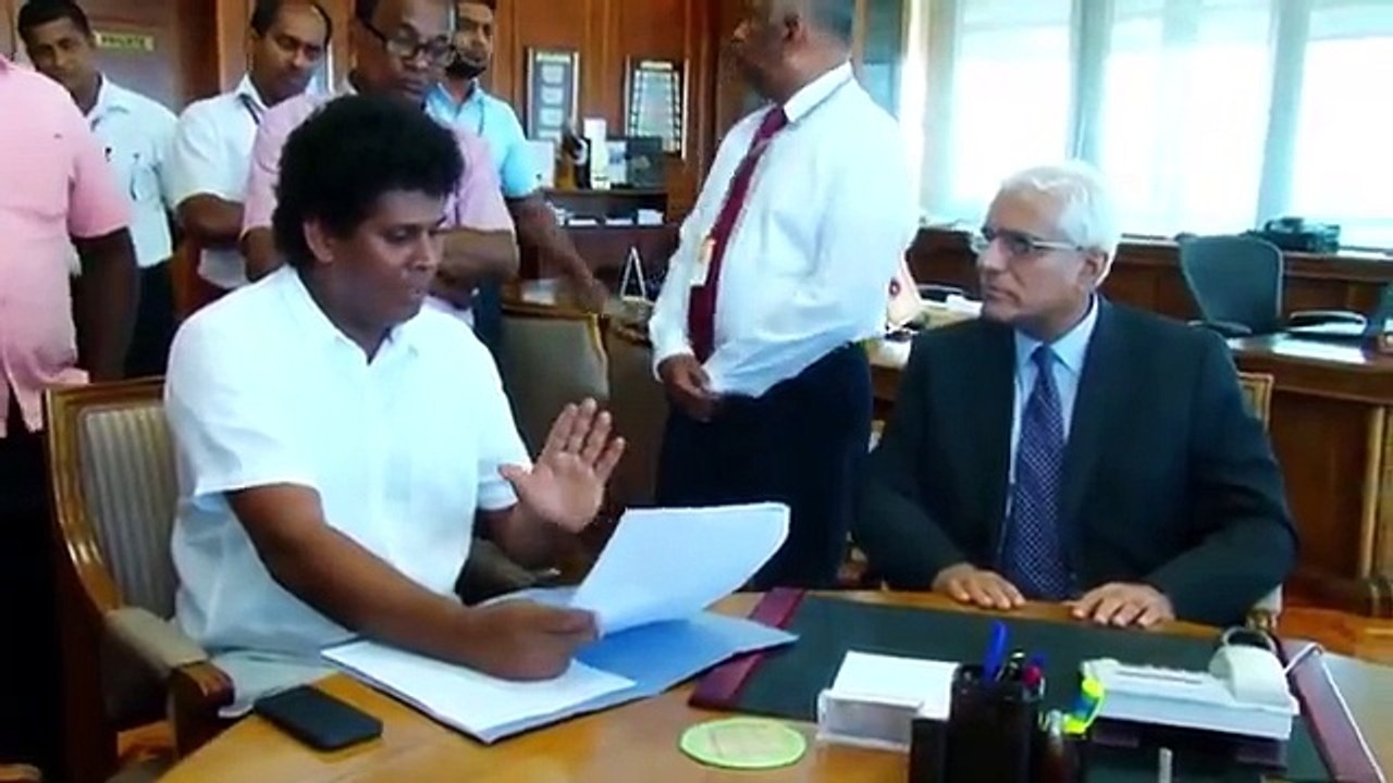 වසන්තගේ ප්‍රශ්නවලට මහබැංකු අධිපති වටේ දුවයි.....