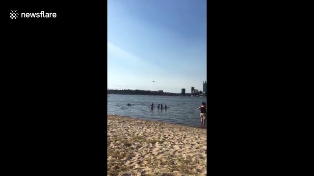 Australie: un avion s'écrase dans une rivière sous le regard affolé de milliers de spectateurs