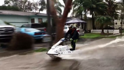 En pleine inondation, il sort son jet-ski dans les rues de Los Angeles