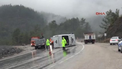 Kemer'de Tur Midibüsü Devrildi 13 Yaralı