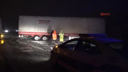 Düzce Tem'de Tır Bariyerlere Çarptı, Ulaşım Aksadı