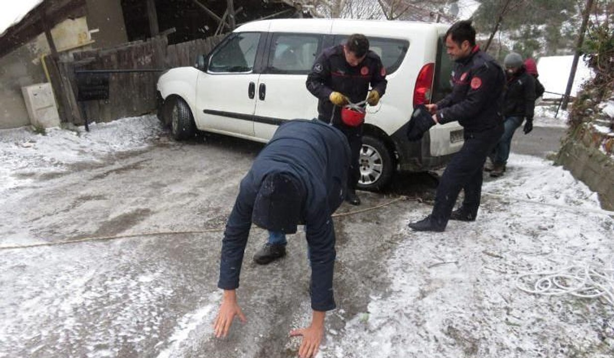 Kaza yapan araca yardıma geldiler ayakta duramadılar