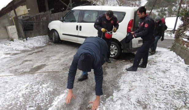 Kaza yapan araca yardıma geldiler ayakta duramadılar