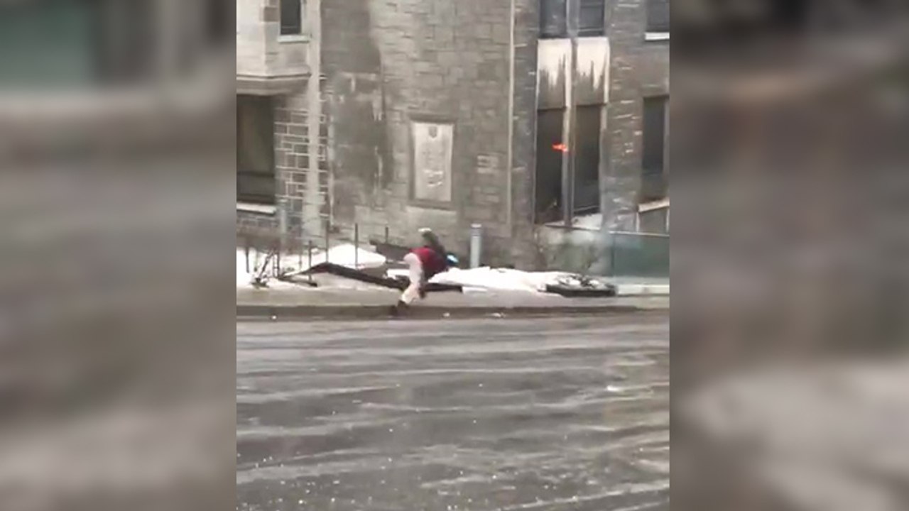 Un homme enchaîne les chutes sur un trottoir gelé