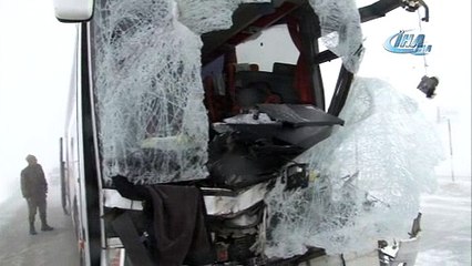 Yolcu otobüsü tıra çarptı: 1 ölü, 10 yaralı