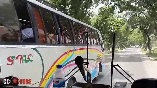 Ces 2 chauffeurs de bus font la course au milieu de la circulation... Pure folie