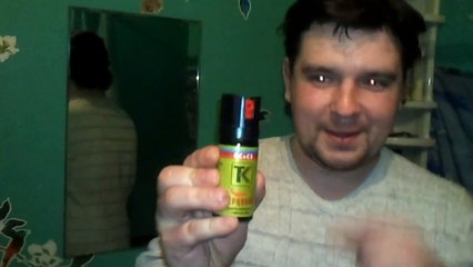 Il s'asperge le visage avec une bombe au poivre... Violent