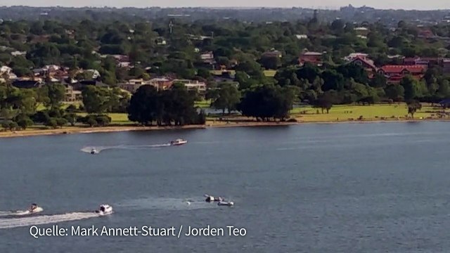 Flugzeug stürzt vor den Augen tausender Zuschauer ab