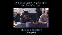 Résoudre un Rubik's cube les yeux bandés : pas un problème pour cet enfant