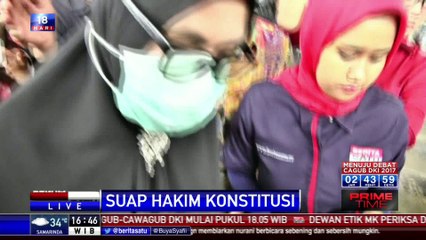 Istri Patrialis Bawa Dua Koper ke KPK