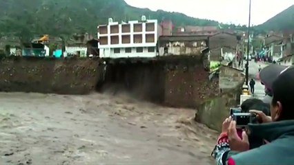 Perú : se desploma hotel por fuertes lluvias