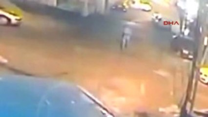 Eyüp'te Kadınları Hedef Seçen Kapkaççılar Güvenlik Kamerasında