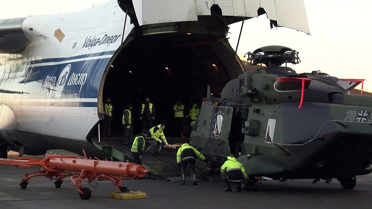 Riskante Mission: Bundeswehr-Hubschrauber auf dem Weg nach Mali