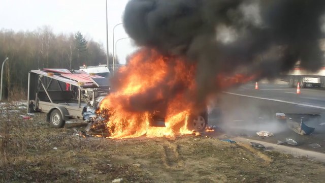 Une voiture s'embrase sur la E42 à Gouy-lez-Piéton